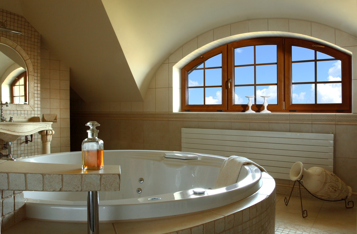 Деревянное окно в ванной